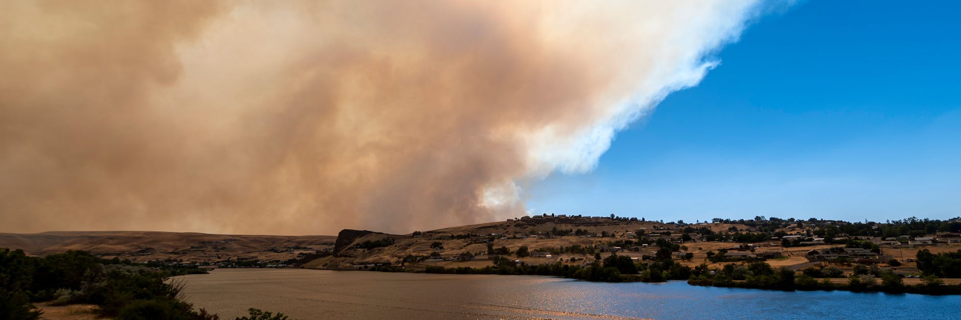 Im Westen der USA ist es aktuell sehr heiß und trocken. Das begünstigt Buschfeuer wie das Asotin Complex Fire.