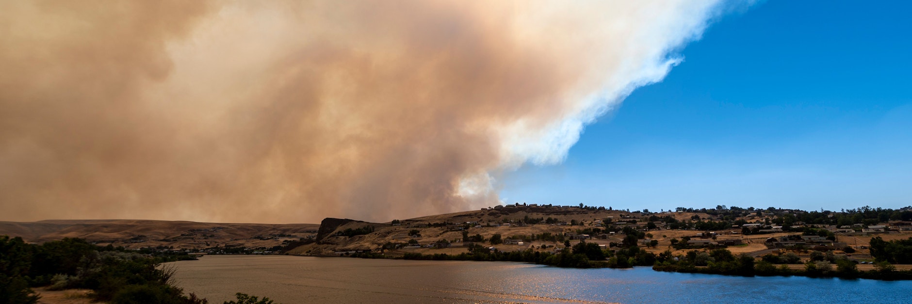 Im Westen der USA ist es aktuell sehr heiß und trocken. Das begünstigt Buschfeuer wie das Asotin Complex Fire.