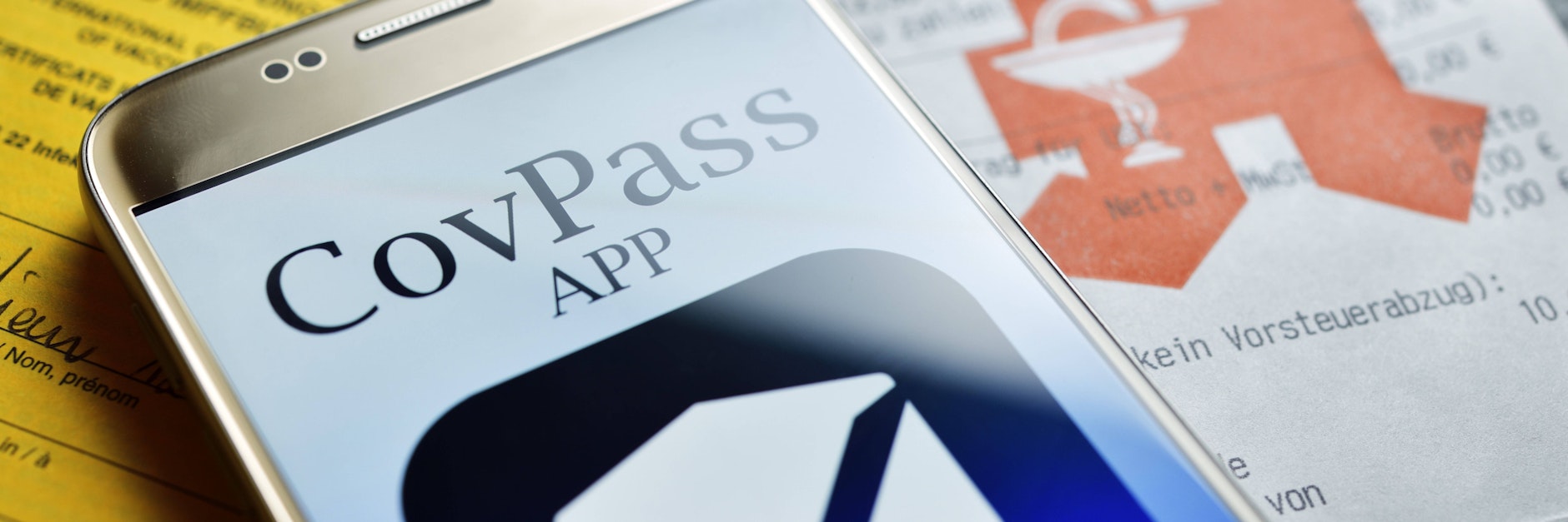 Smartphone mit Impfpass-App (Symbolbild)
