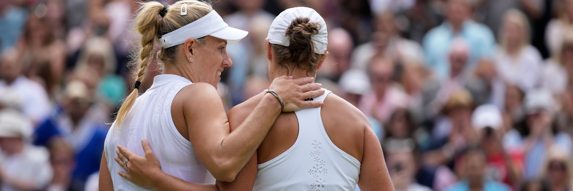 Angelique Kerber gratuliert Ashleigh Barty zum Einzug ins Finale von Wimbledon.