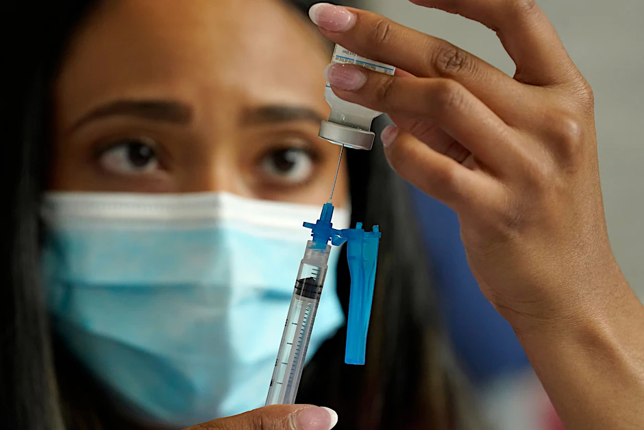 Das Pharma-Unternehmen Moderna will in Zukunft Menschen mit mRNA-Impfstoffen gegen Grippe impfen lassen. Dafür wird das neue Vakzin gerade getestet.