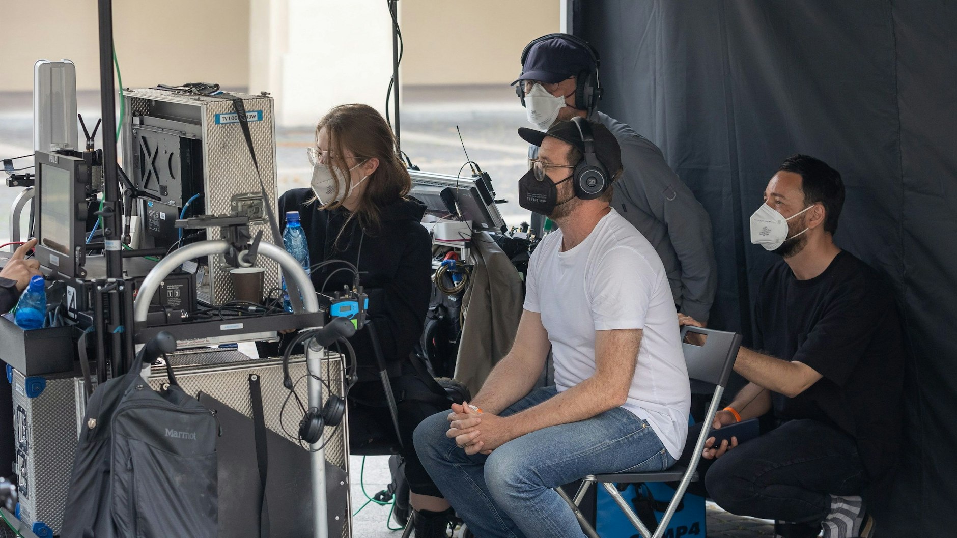 Sven Bohse (M.) führt in Vilnius Regie bei den Dreharbeiten zur RTL-Serie „Sisi“.