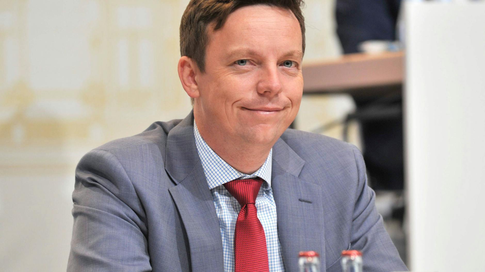 Saar-Landeschef Tobias Hans will Skeptiker mit Lotterie-Preisen zur Impfung bewegen. 