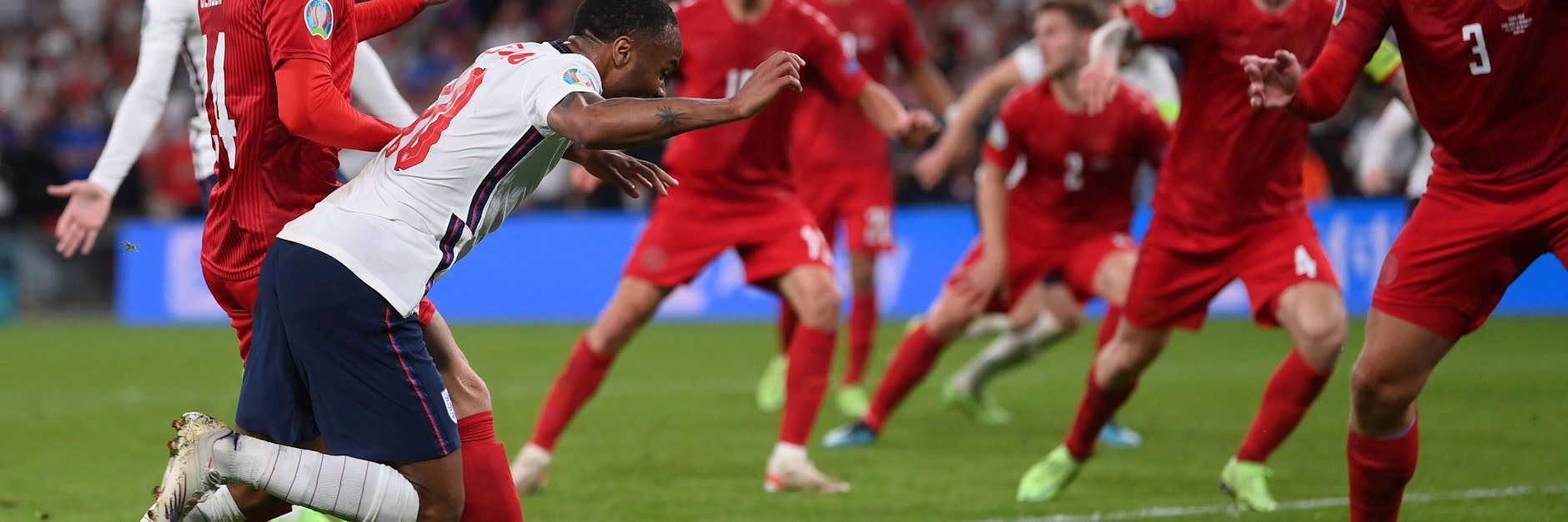 Abheben, Gegner berühren, Elfmeter. Englands Raheem Sterling kam damit durch und es gab einen Witzelfmeter.
