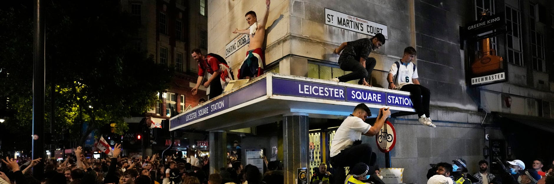 England-Fans außer Rand und Band an der Leicester Square U-Bahn-Station nach dem Sieg ihrer Nationalmannschaft.