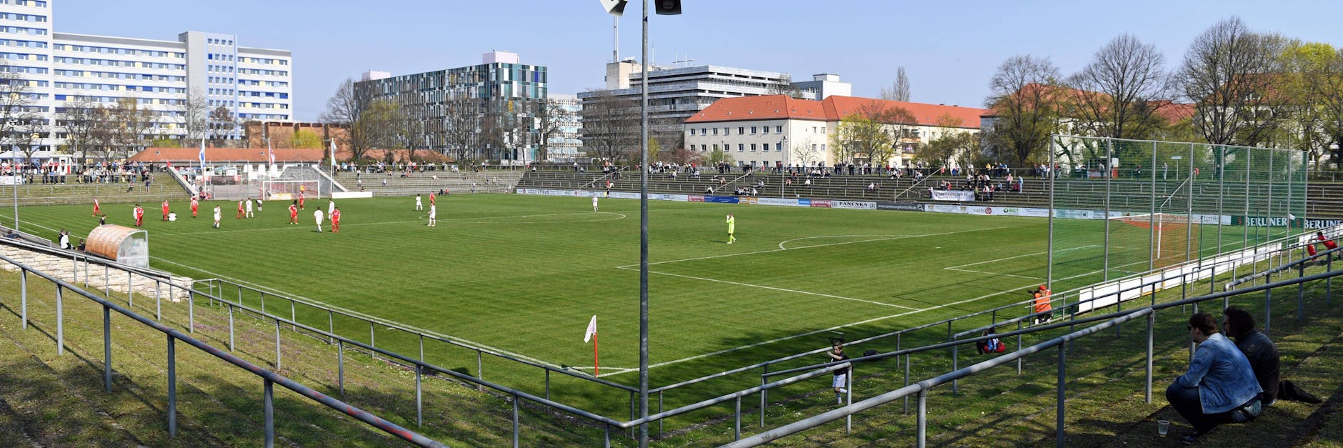 Das Hans-Zoschke-Stadion in Lichtenberg: Eine Teilbedachung muss her, damit der Platz regionalligatauglich wird.