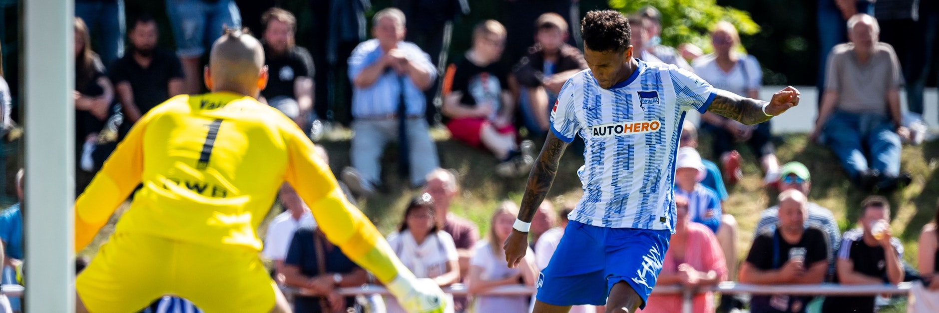 Davie Selke nimmt Maß. Herthas Stürmer präsentiert sich momentan in Topform und trifft.