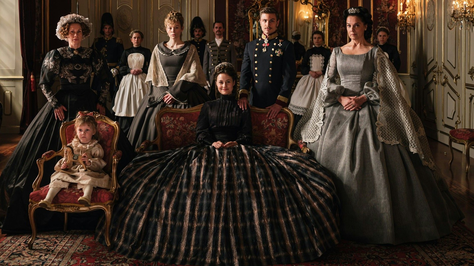 Die Darsteller der „Sisi“-Serie (v.l.):&nbsp;Gräfin Esterhazy (Tanja Schleiff), Tochter (Luize Pars Balode), Fanny (Paula Kober), Sisi (Dominique Devenport), Franz (Jannik Schümann) und Erzherzogin Sophie (Désirée Nosbusch).