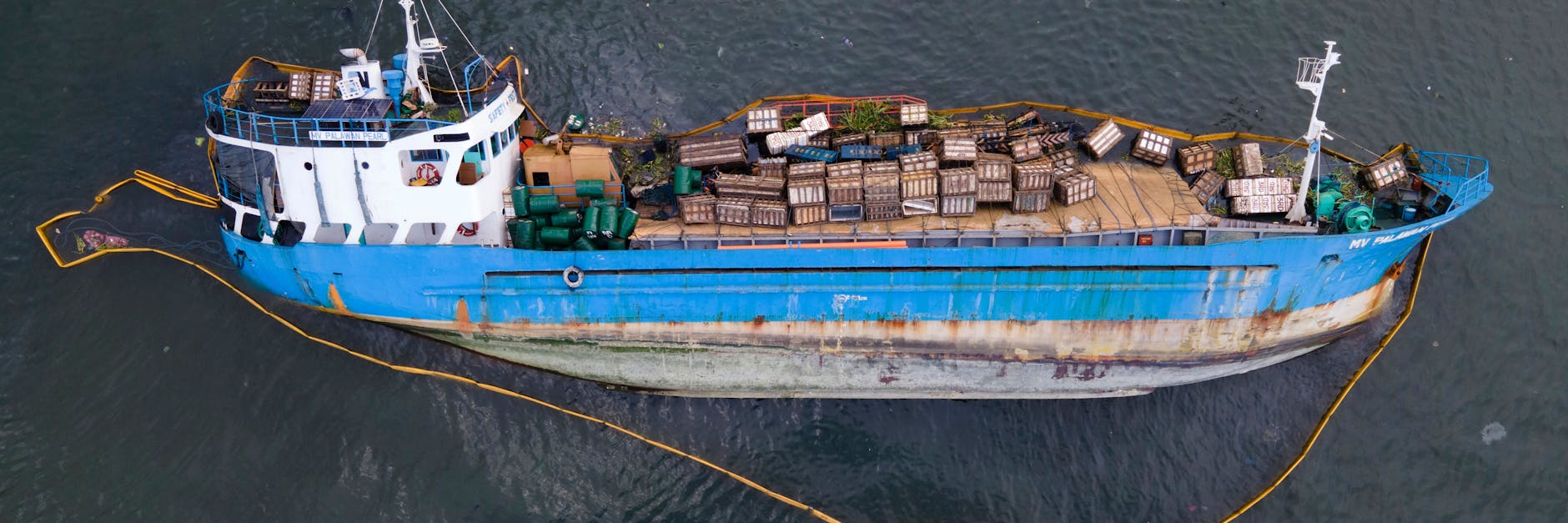 Um die halb gesunkene „MV Palawan Pearl“ wurde eine Ölsperre errichtet.