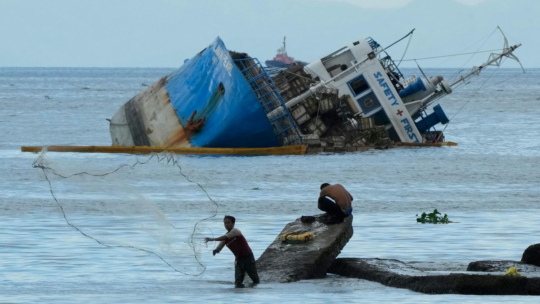Das Frachtschiff „MV Palawan Pearl“ liegt auf der Seite. Behörden und Umweltschützer befürchten eine Öl-Katastrophe.