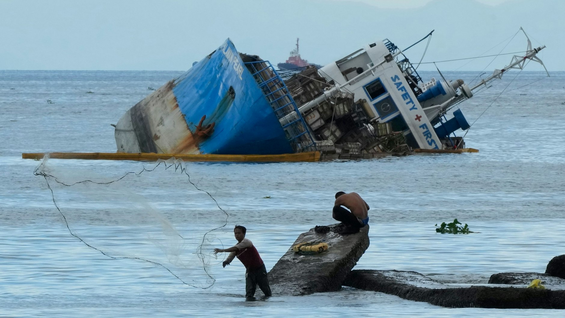 Das Frachtschiff „MV Palawan Pearl“ liegt auf der Seite. Behörden und Umweltschützer befürchten eine Öl-Katastrophe.