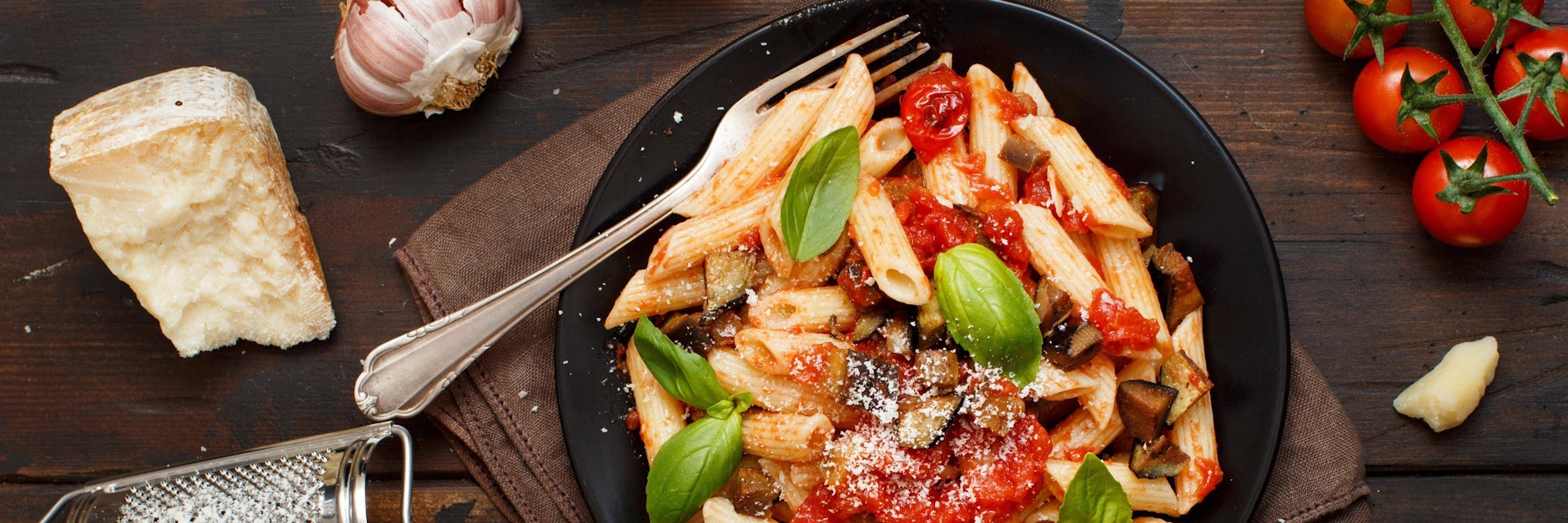 Penne alla Norma sind eines der beliebtesten Gerichte in italienischen Restaurants.