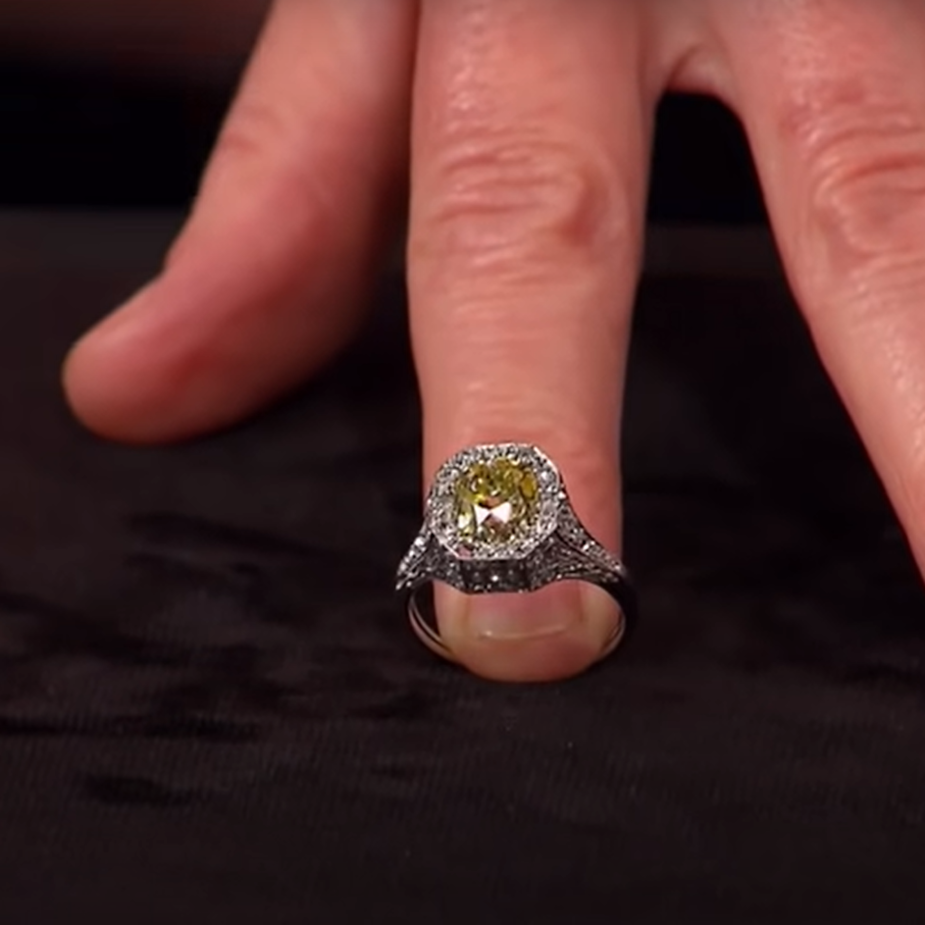 Glitzerndes Schmuckstück: Bei dem Diamanten handelt es sich um ein besonders seltenes Exemplar, erklärt die „Bares für Rares“-Expertin.