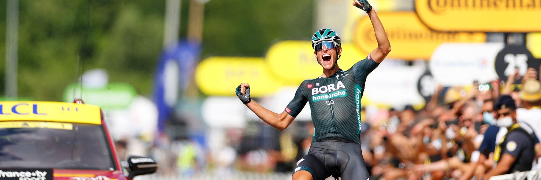 Nils Politt jubelt beim Überqueren der Ziellinie in Nîmes.&nbsp;