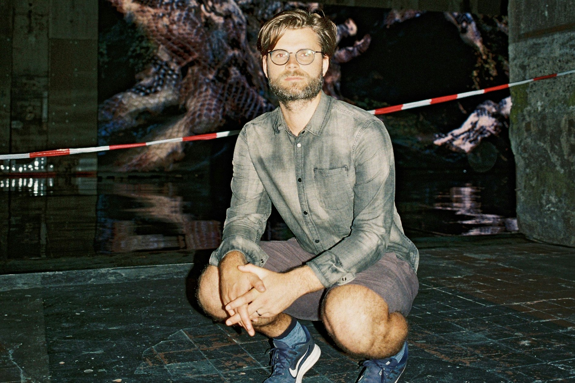 Jakob Kudsk Steensen vor einer Szene, in der ein uralter Schlangenmythos des Spreewaldes lebendig wird.&nbsp;