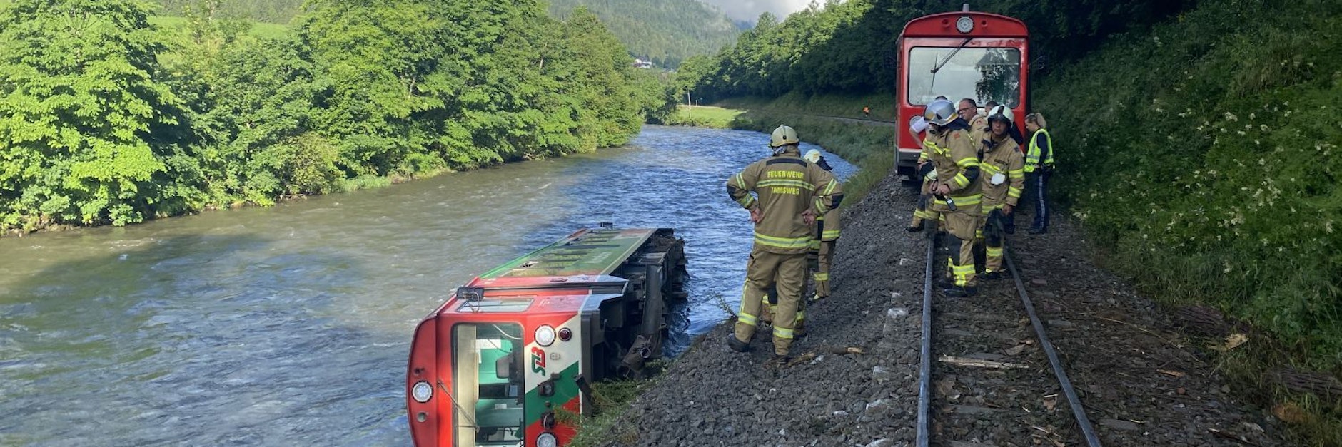 Ein Waggon eines Regionalzugs liegt in der Mur. Am letzten Schultag vor den Ferien ist in Österreich ein Zug mit Dutzenden Kindern und Jugendlichen an Bord entgleist und in einen Fluss gestürzt.&nbsp;