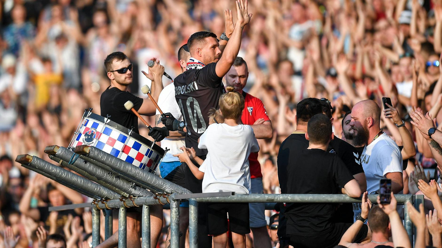 Berührungsängste hat Podolski mit den Fans von Górnik nicht. Die Corona-Regeln in Zabrze sind derzeit sehr locker.