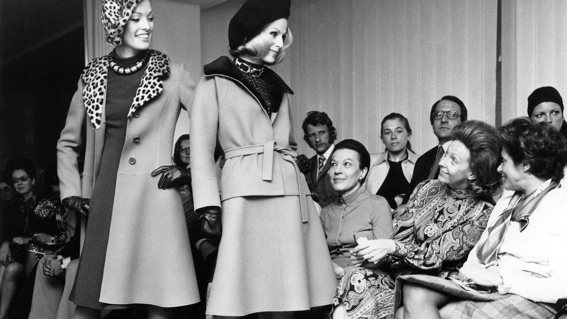 Rut Brandt (sitzend, 2. v. r.), Ehefrau von Bundeskanzler Willy Brandt, bei dem Besuch einer Modenschau des Modedesigners Uli Richter am 14.04.1972 in Berlin.