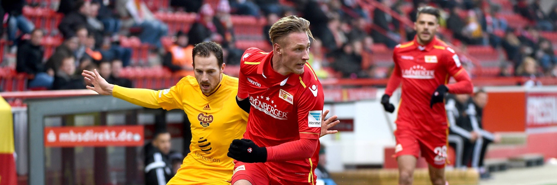 Sebastian Polter (M.) war neben Steven Skrzybski einer der beiden Torschützen beim letzten Kick gegen Dukla Prag. 