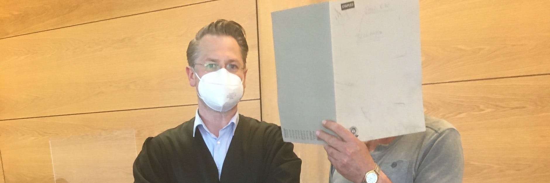 Vor Gericht versteckte der Suffkopp sein Gesicht.