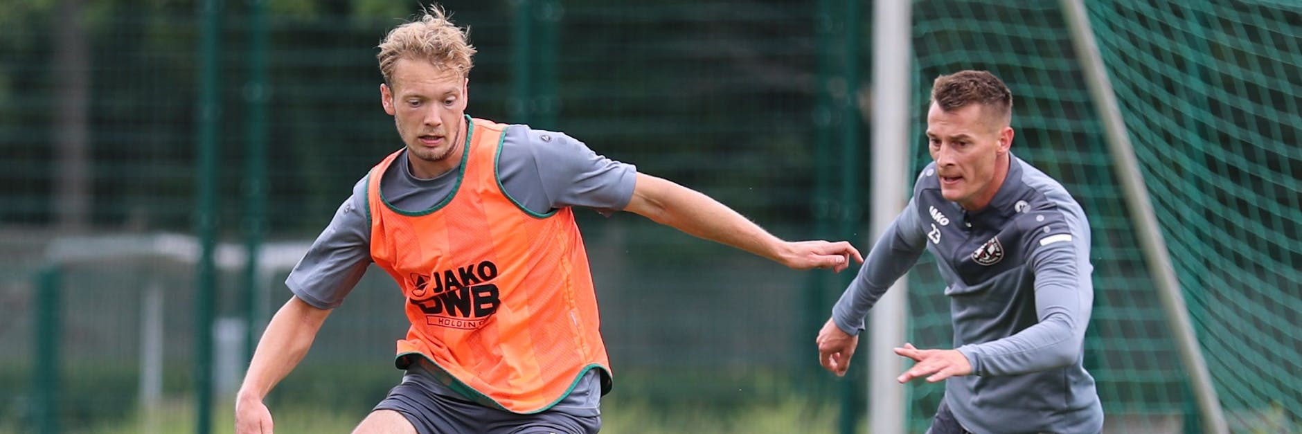 Max Klump (l.) – hier im Zweikampf mit Matthias Steinborn – hat beim BFC Dynamo überzeugt. Die Weinrot-Weißen nahmen den 22-Jährigen unter Vertrag.