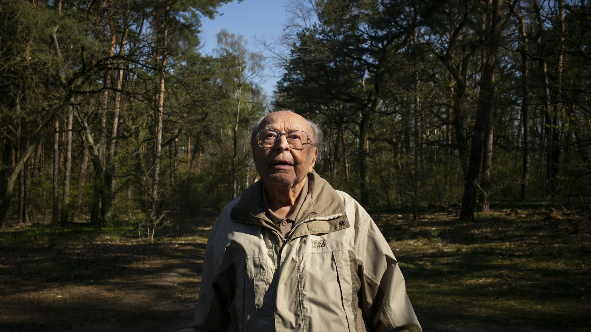 Erich Karl bei einem seiner Spaziergänge durch den nahen Wald in Köpenick. „Vielleicht erwartet man nicht mehr so viel, wenn man durch harte Zeiten gegangen ist“.