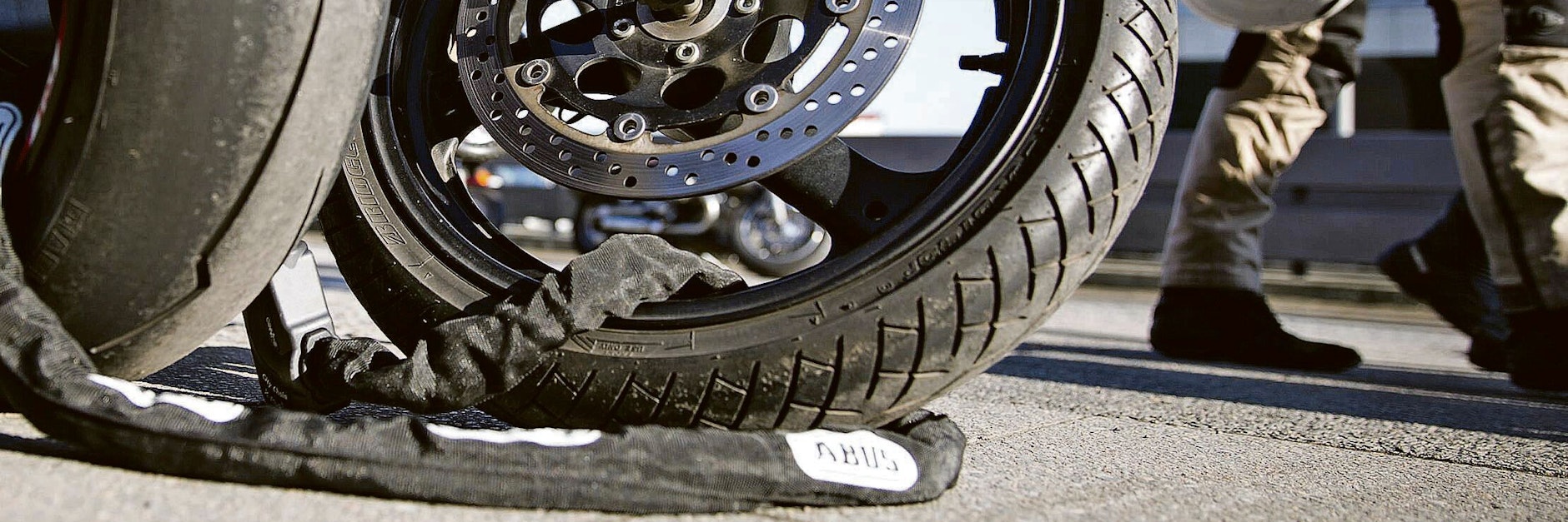 An die Kette legen Biker ihre Motorräder nachts, aber davon lassen sich Diebe kaum abschrecken.