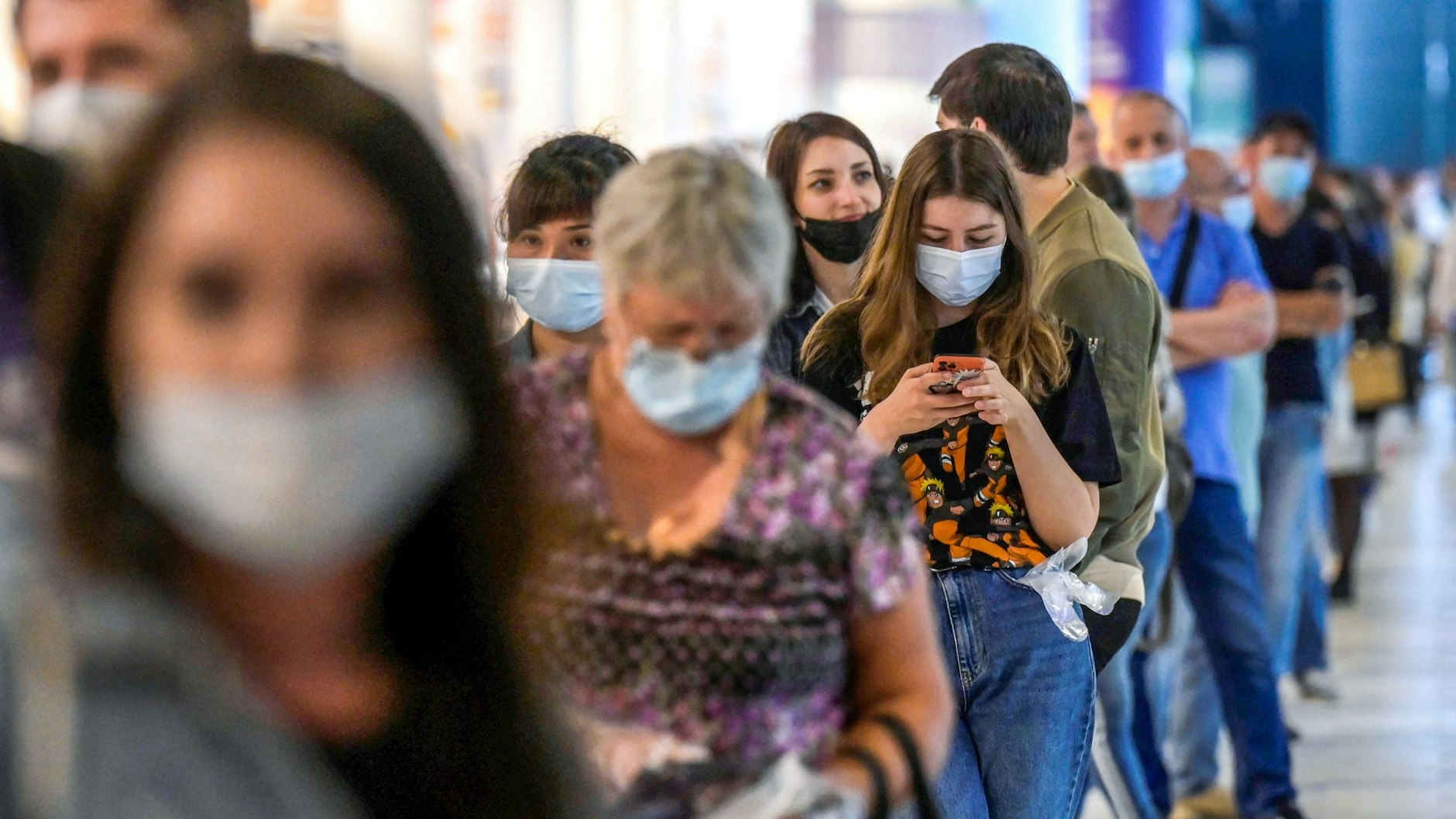 Menschen stehen in der Schlage, um sich in einem Einkaufszentrum in Moskau (Russland) impfen zu lassen.&nbsp;