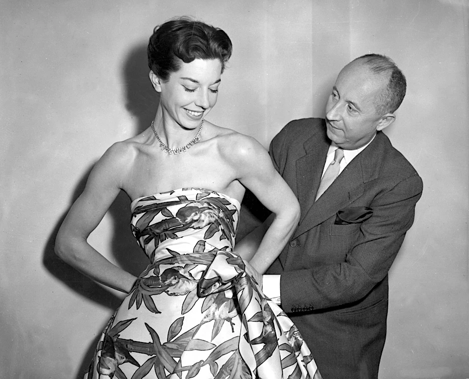 Christian Dior bei einer Anprobe mit  Model Dorothy Emms, 1952.