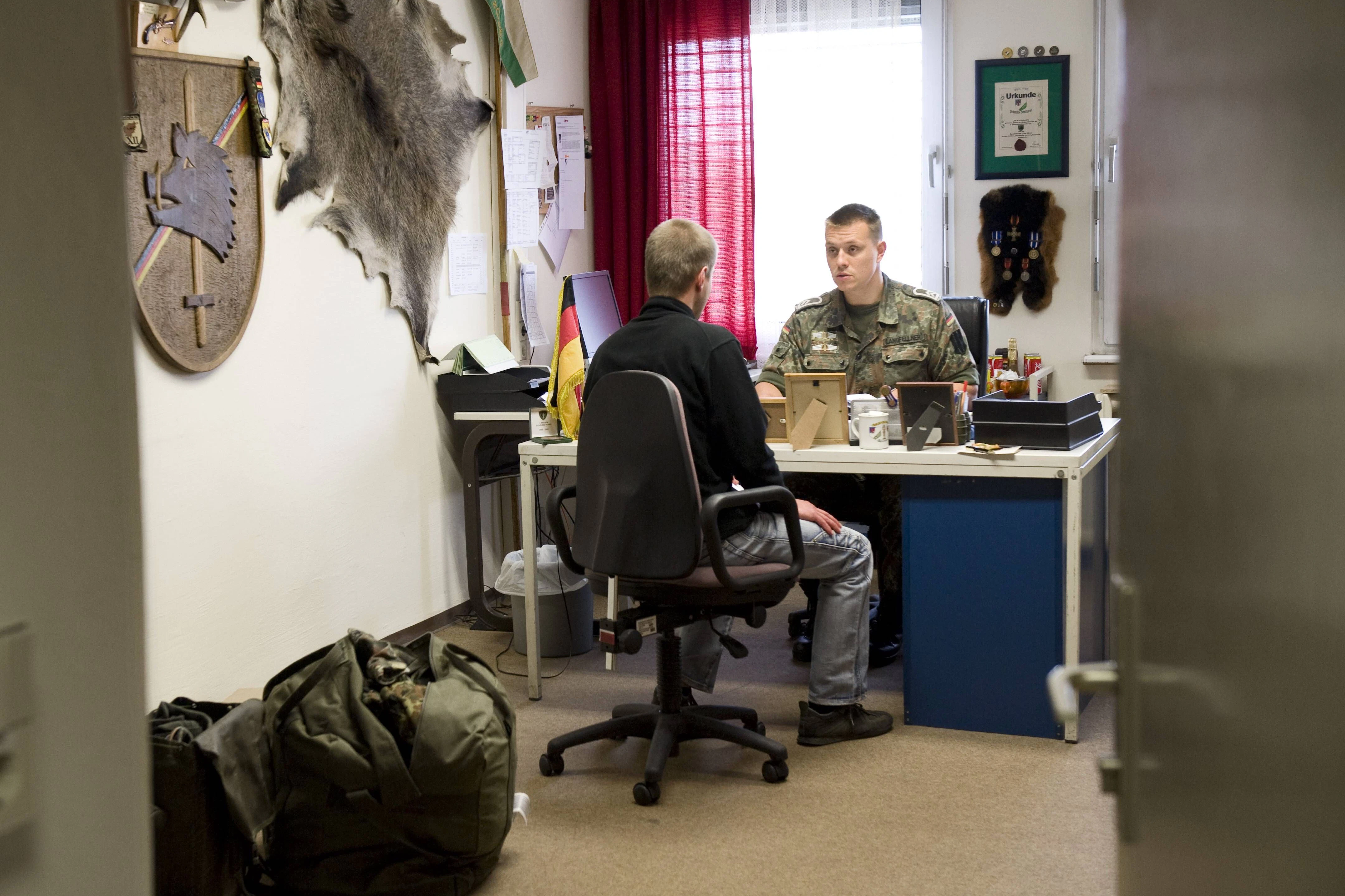  Junge Bewerber für eine Unteroffiziers- oder Feldwebellaufbahn in der Bundeswehr beim Einführungsgespräch im Zentrum Nachwuchsgewinnung Ost der Dahme-Spree-Kaserne in Berlin Grünau. 