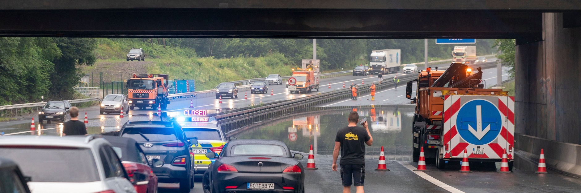 Wegen heftiger Regenfälle war die A24 bei Herne gesperrt. Das Wasser konnte nicht mehr abfließen.