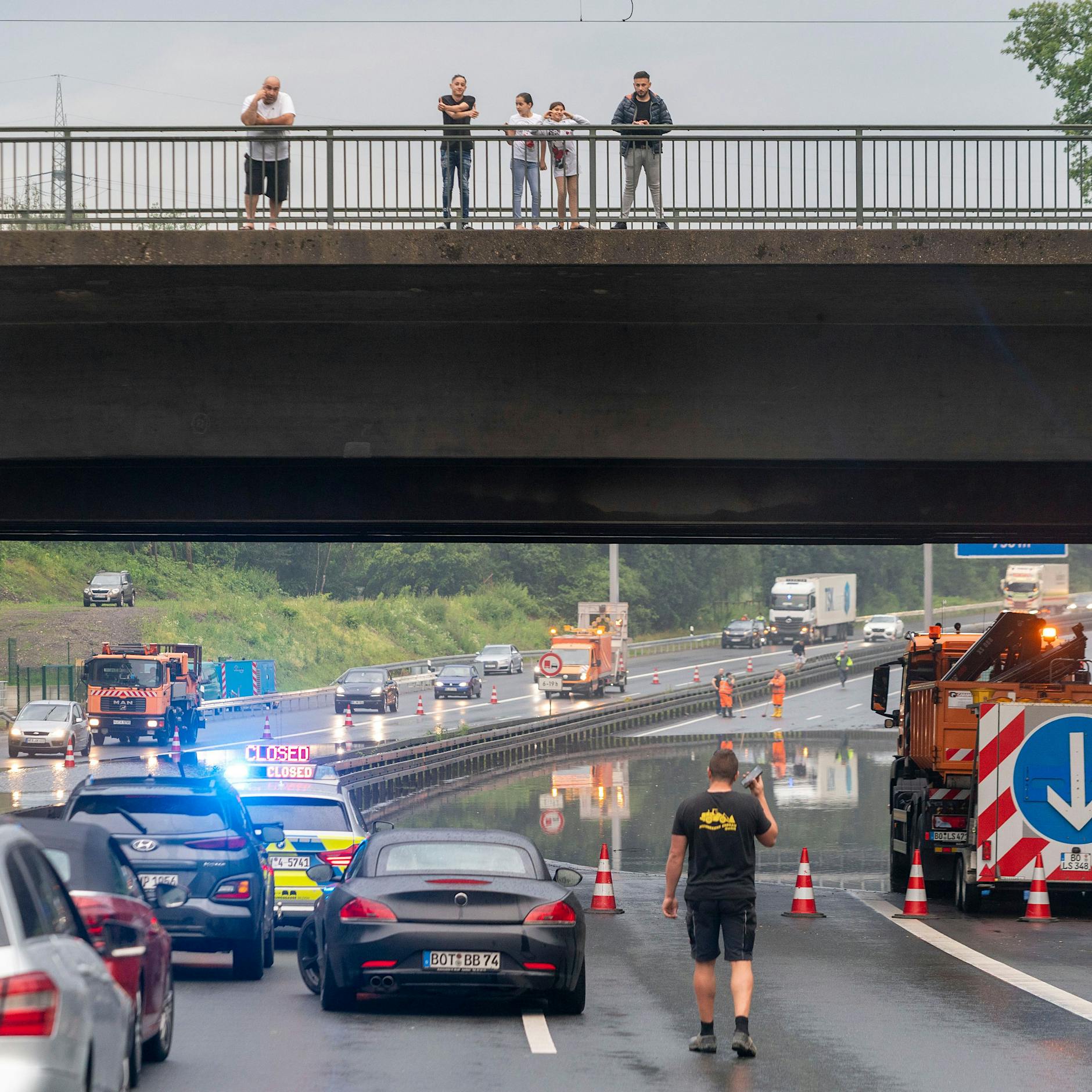 Neue Unwetter: Überschwemmte Autobahn in NRW, schwere Gewitter in Bayern, zwei Tote in Tschechien