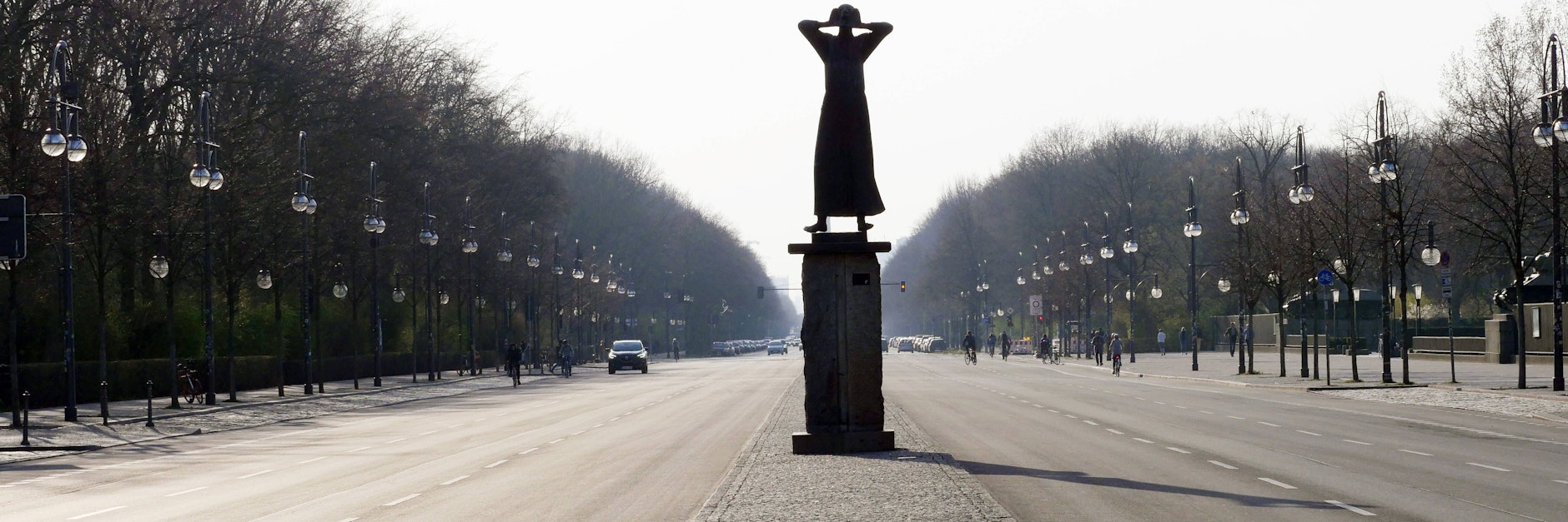 Leere Straße, wie hier am 17.Juni in der Pandemie könnten in Zukunft stärker für Fußgänger, Radfahrer und ÖPNV genutzt werden. 