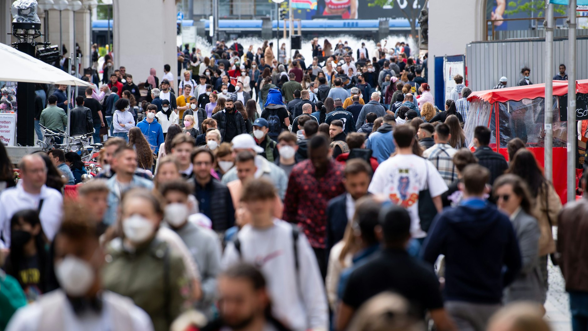 Die Hoffnung auf Herdenimmunität in der Bevölkerung ist fast so alt wie die Pandemie. Unter anderem ansteckendere Virusvarianten lassen dahinter Fragezeichen entstehen.
