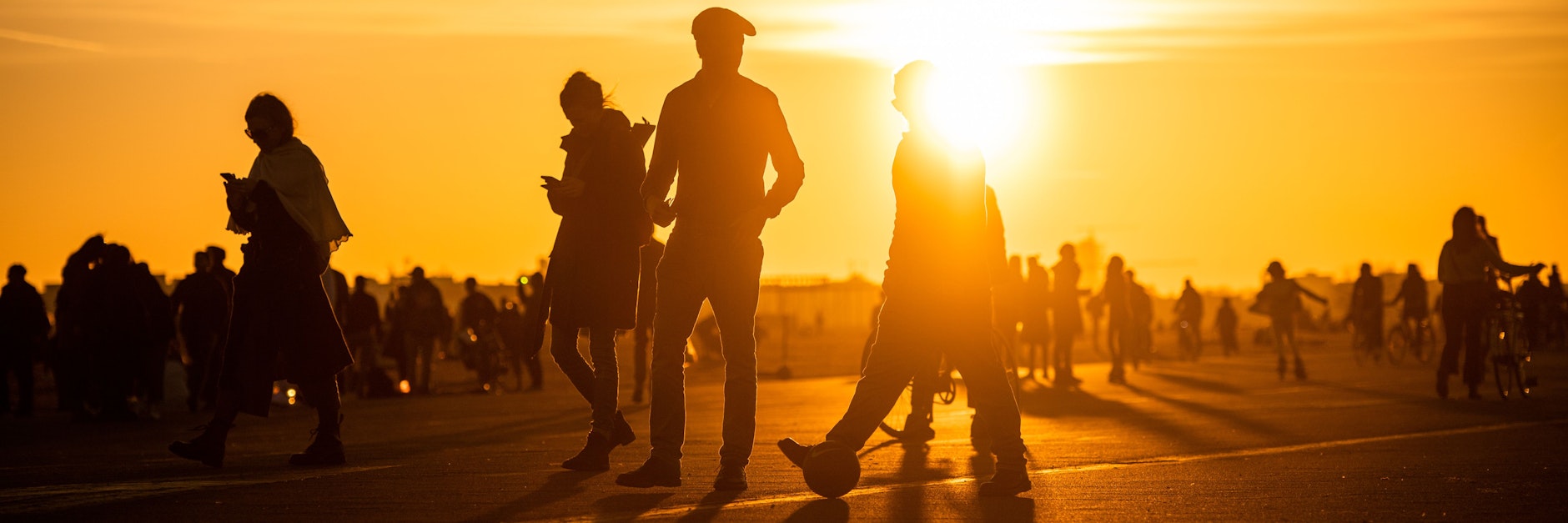 Auf dem Tempelhofer Feld in Berlin gibt es die große Freiheit. Jetzt auch mit Kopfhörer-Konzerten. 