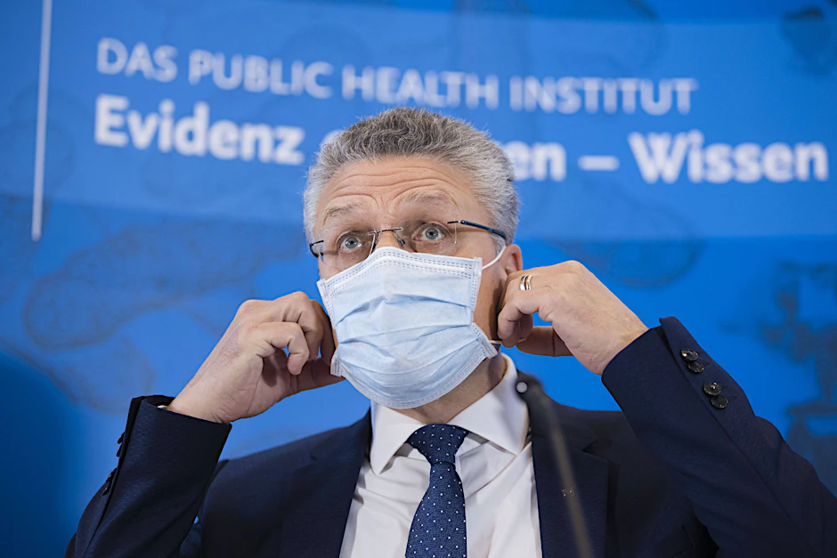 RKI-Chef Lothar Wieler (Archivbild) meint, dass viele Menschen FFP2-Masken falsch tragen. Sie würden daher nicht besser vor Corona schützen als medizinische Masken.