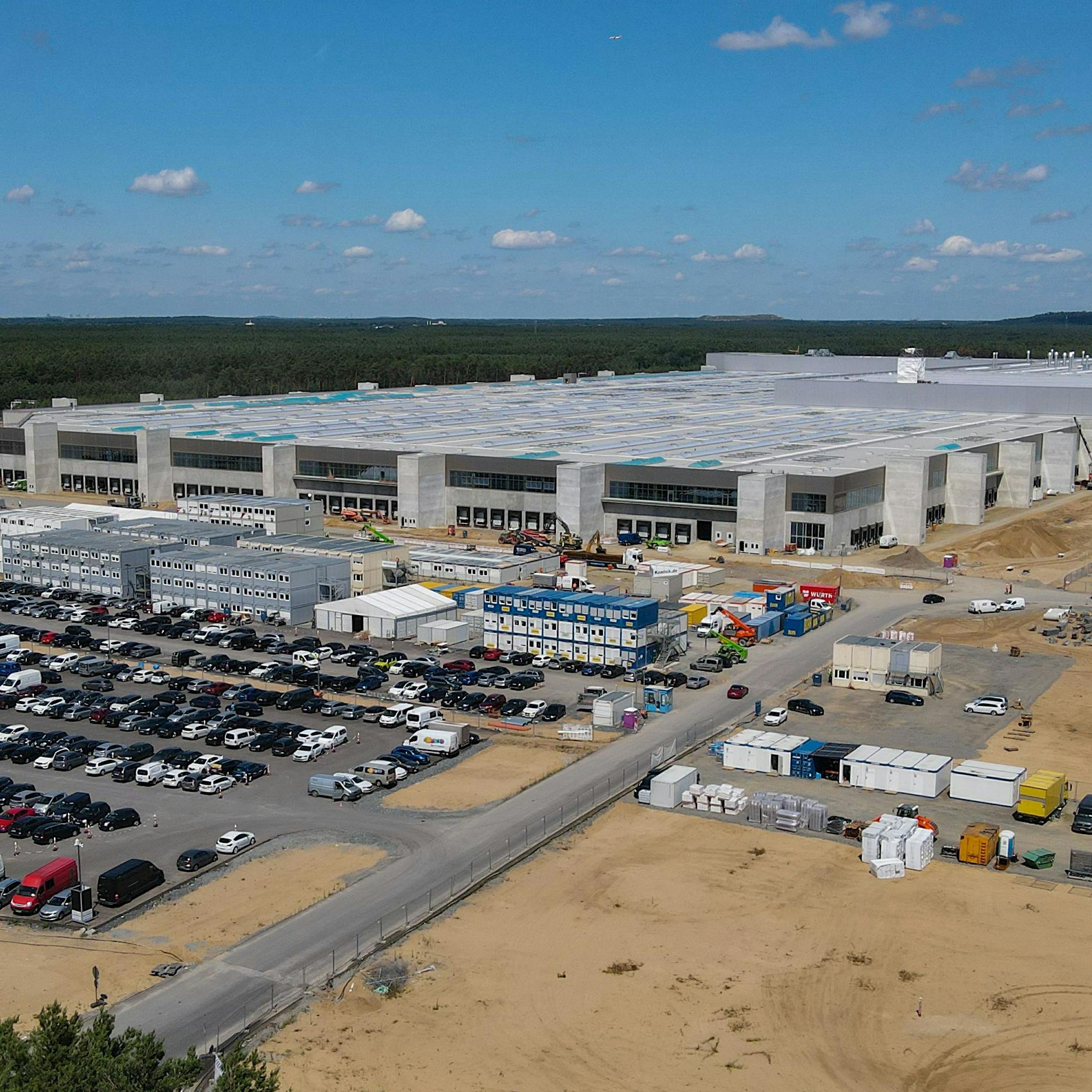 Schwarzbau! Großrazzia wegen illegaler Tanks auf Tesla-Baustelle in Grünheide: Bußgeldverfahren eingeleitet