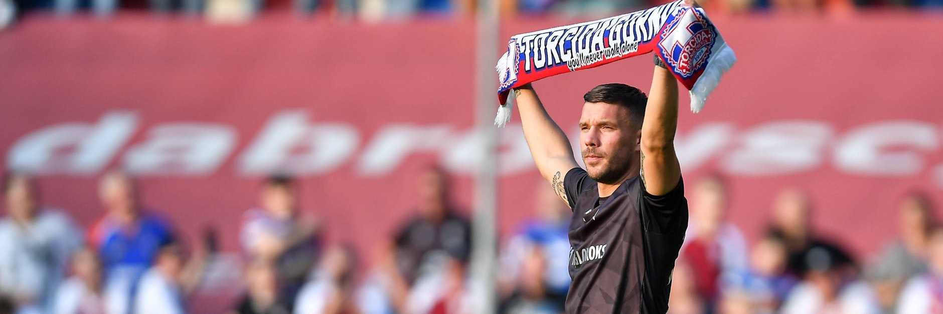 Lukas Podolski mit Górnik-Schal im Ernst-Pohl-Stadion.