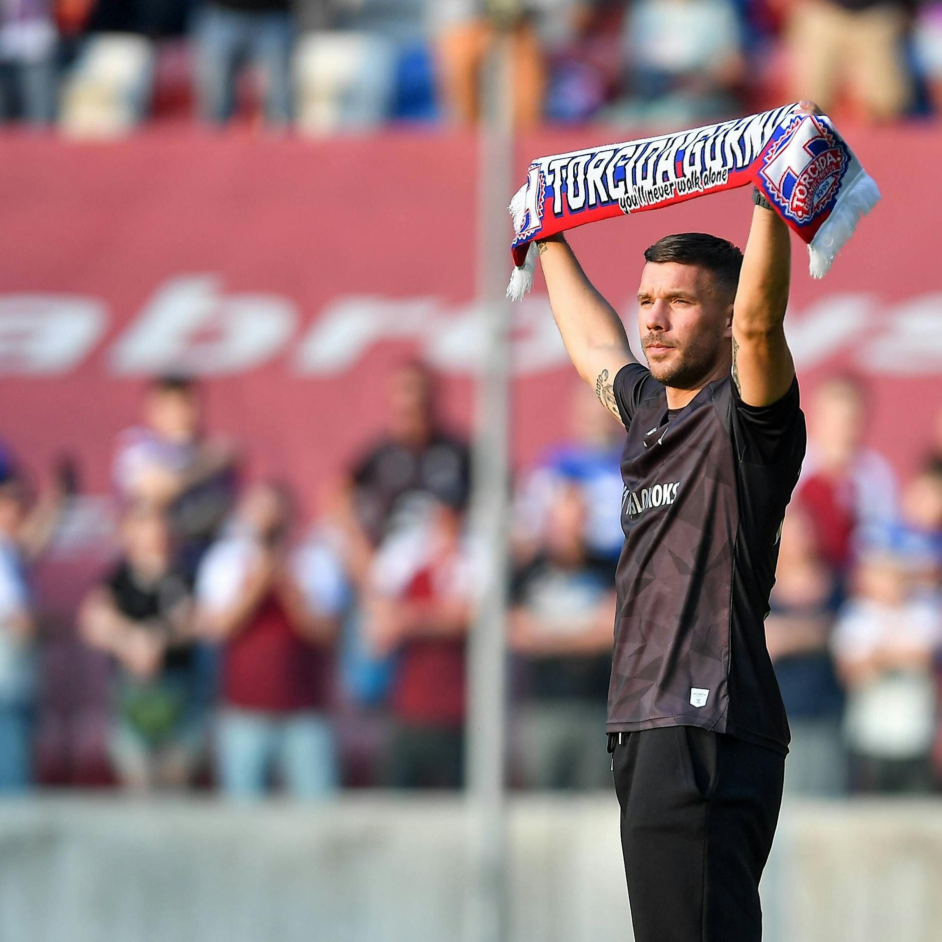 Mega-Empfang in Zabrze: Lukas Podolski mit Rauchtöpfen und Gesängen im Stadion begrüßt – mit Video!