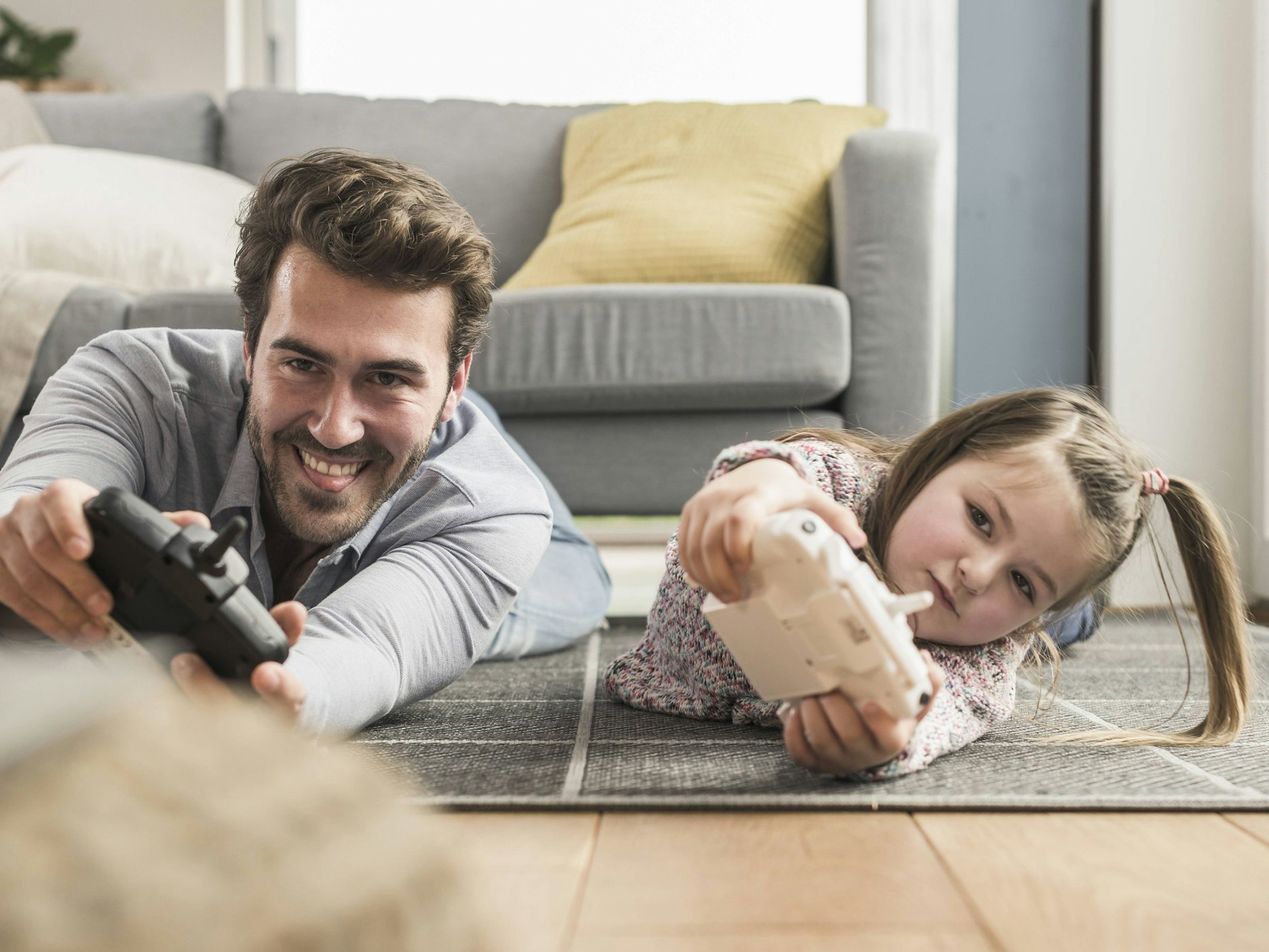 Vater und Tochter beim Computerspielen (Symbolbild).