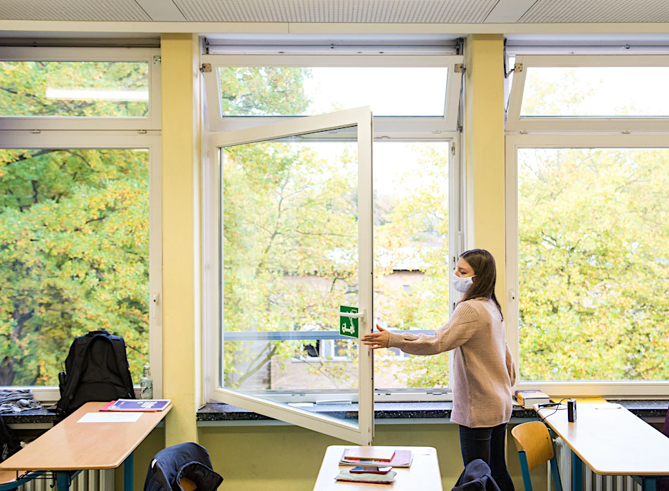 Eine Schülerin öffnet das Fenster des Klassenraumes. Alle 20 Minuten soll quergelüftet werden, für drei bis fünf Minuten. Das empfehlen Hygiene-Experten für die Pandemiebekämpfung in der Schule.