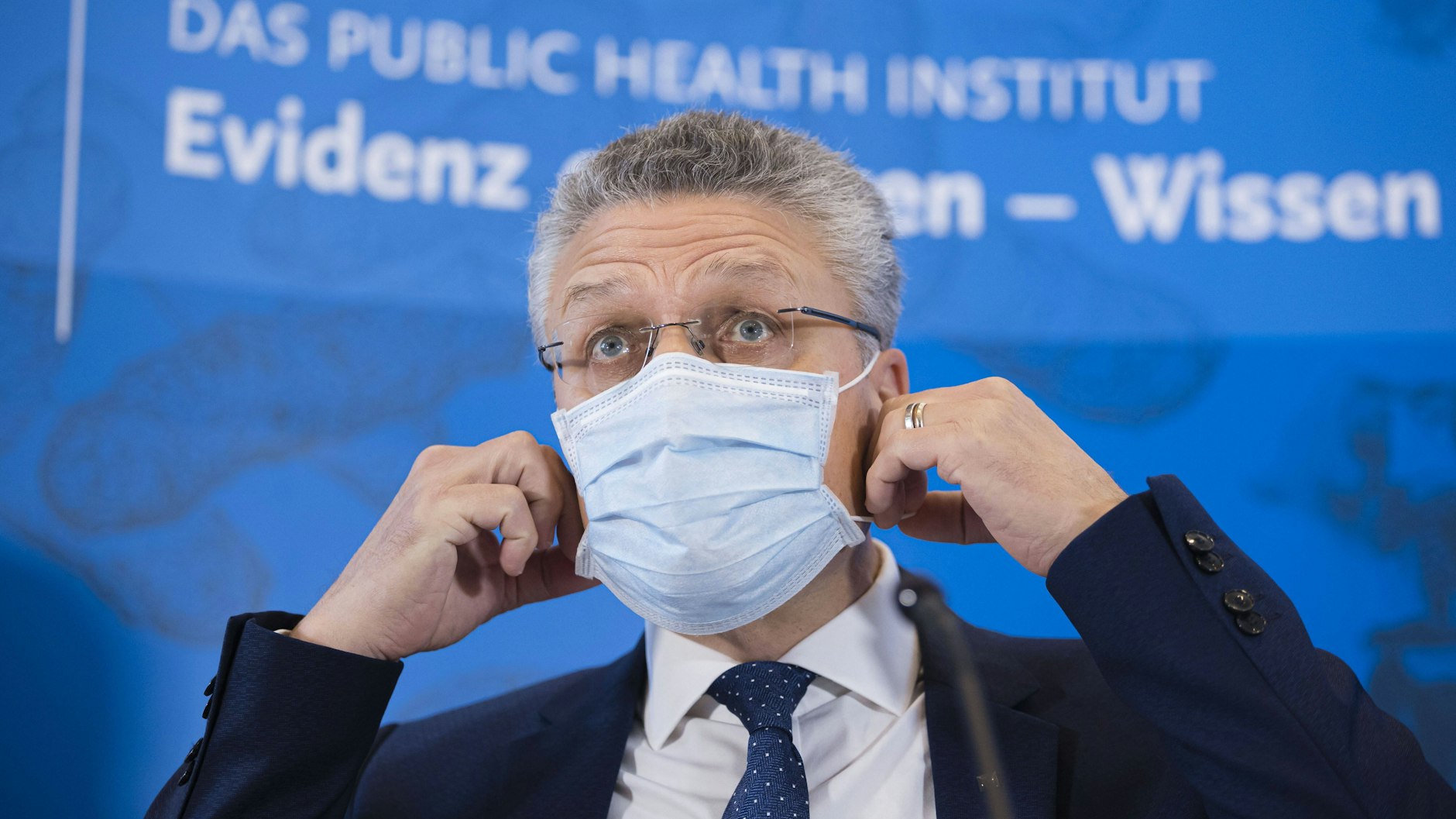 RKI-Chef Lothar Wieler (Archivbild) meint, dass viele Menschen FFP2-Masken falsch tragen. Sie würden daher nicht besser vor Corona schützen als medizinische Masken.