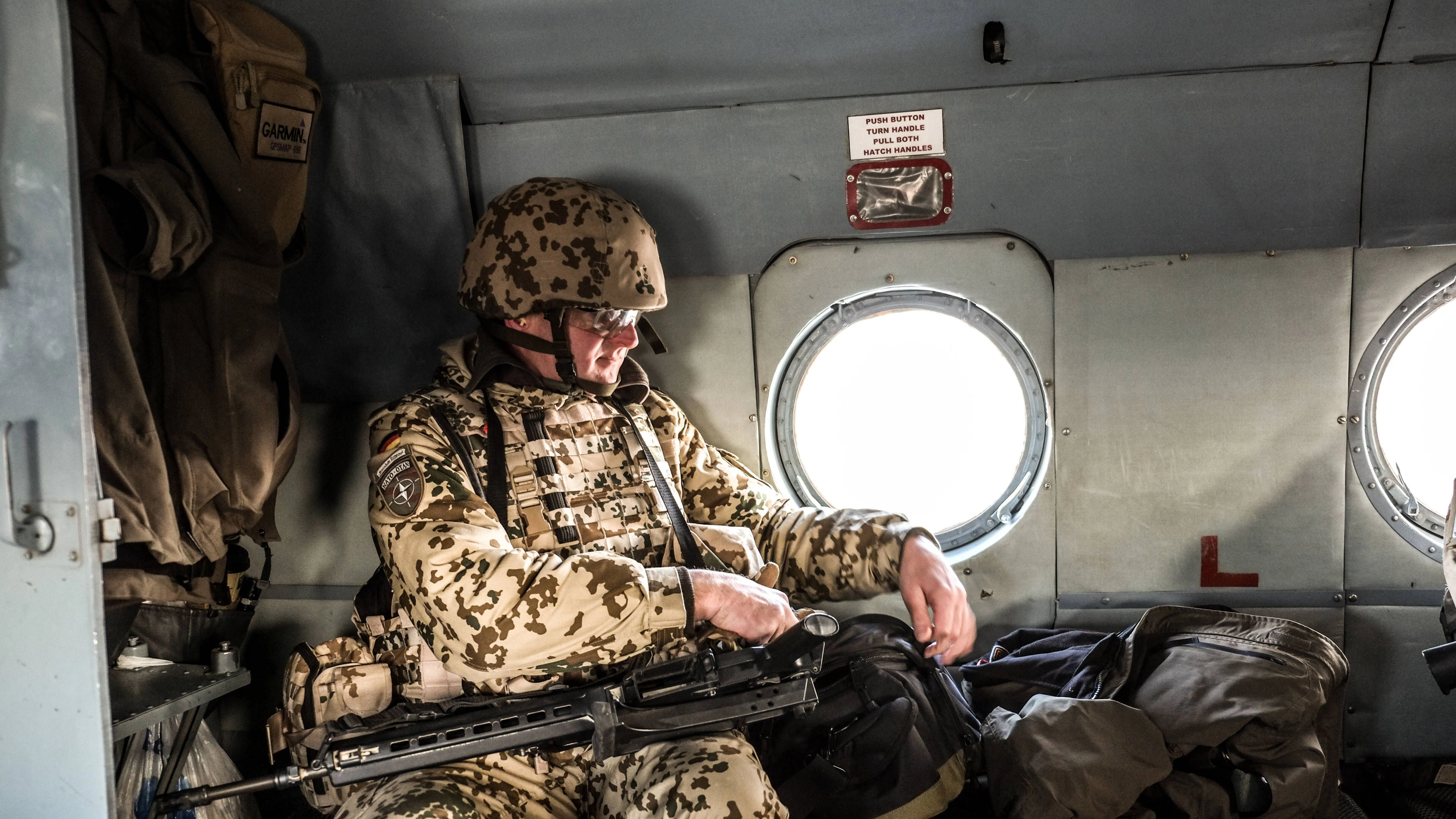 Ein Bundeswehr-Soldat in einer MI17 auf dem Flug von Kunduz nach Mazar-e Sharif in Afghanistan am 26. November 2016. 