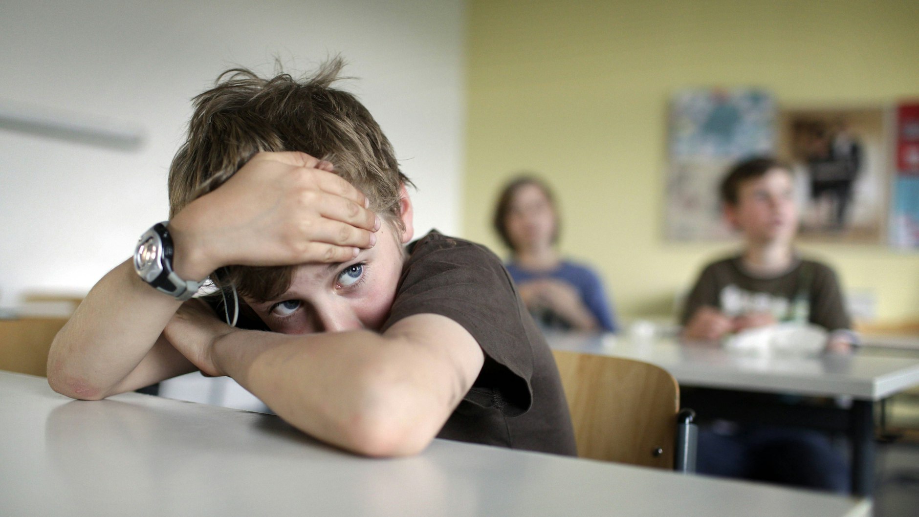 Manche junge Menschen finden nicht mehr in den Alltag (Symbolbild).