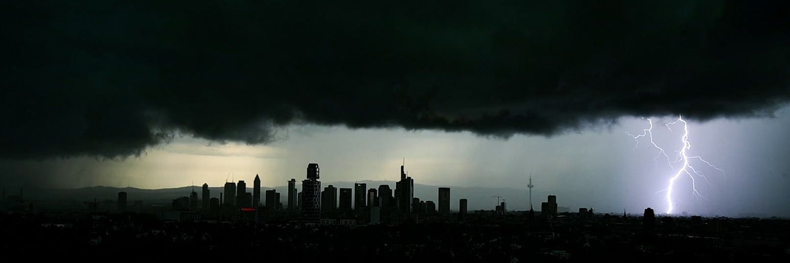 Tiefschwarze Gewitterwolken werden wohl auch weiter treue Begleiter in diesem Sommer sein.