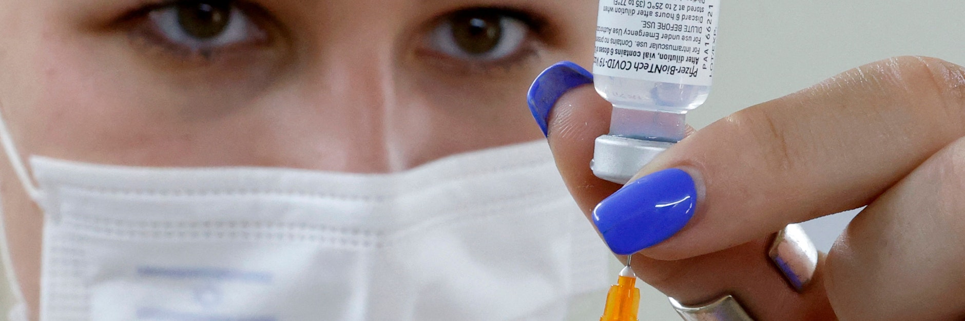 Laut der Hersteller ist eine Booster-Impfung nach sechs Monaten notwendig.