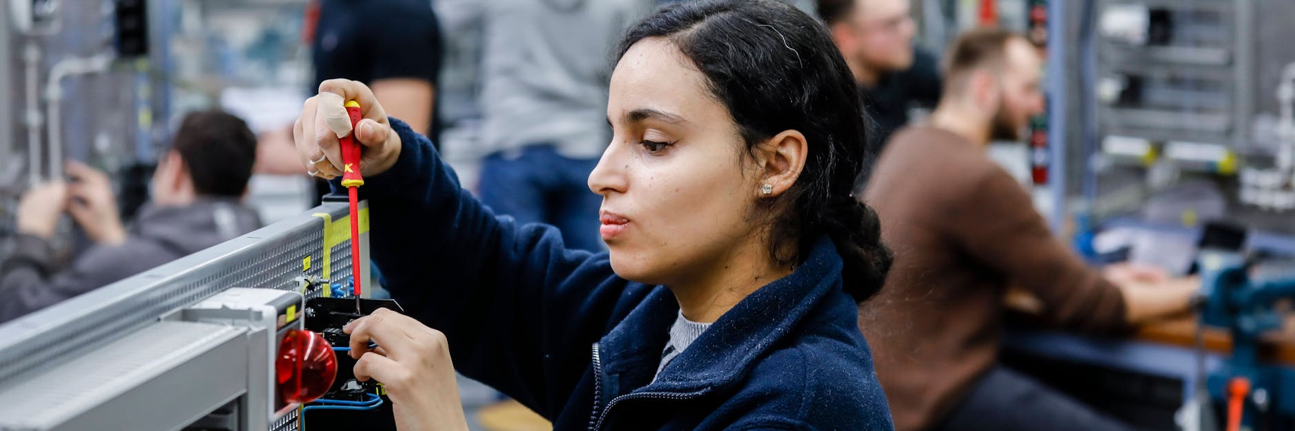 Eine Industrieelektrikerin montiert einen Schaltkreis – wenige Wochen vor dem Start des Ausbildungsjahres werden noch Azubis gesucht.