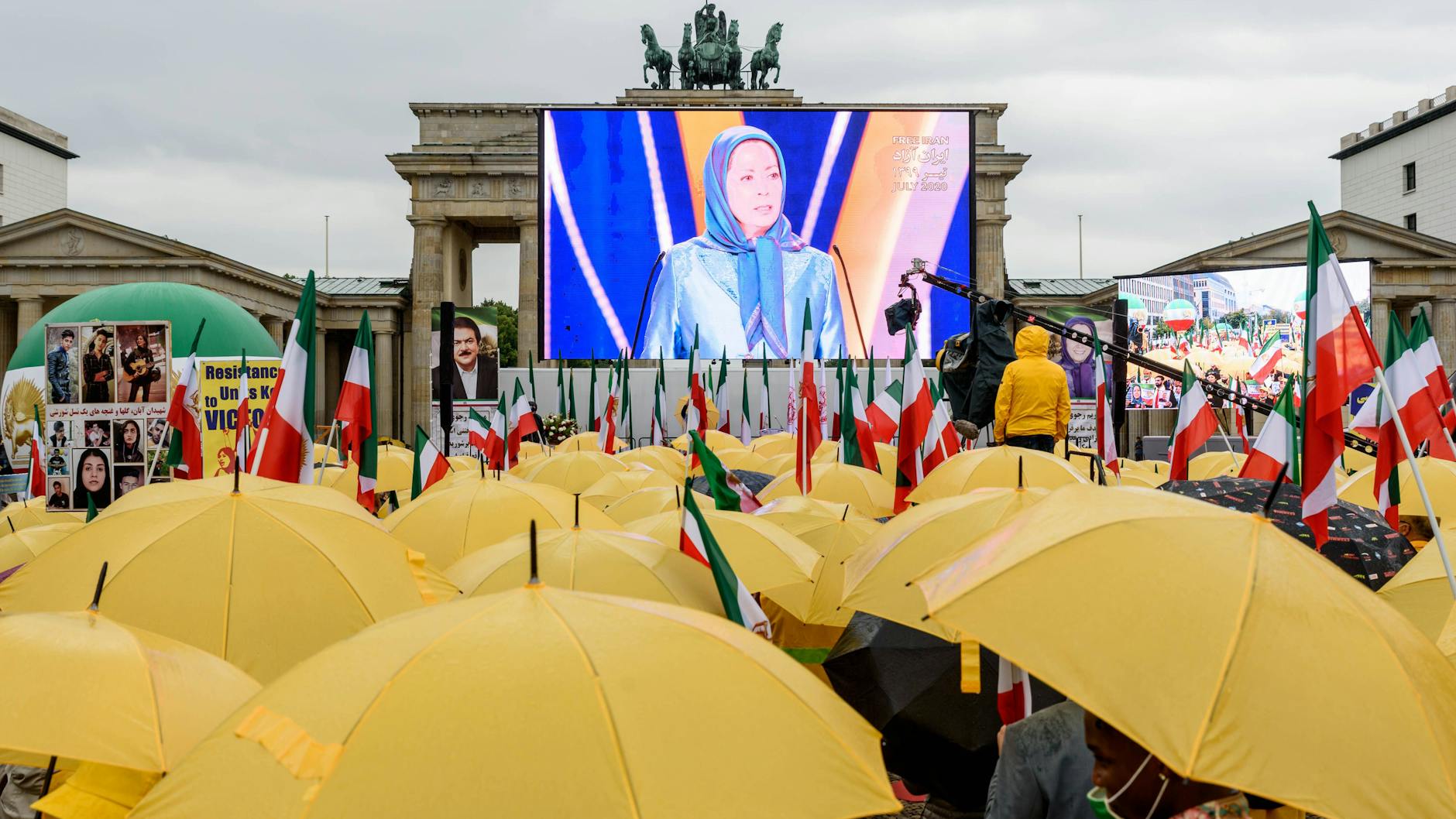 Exil-Iraner protestieren mit Vertretern des Nationalen Widerstandsrats Iran NWRI am Brandenburger Tor in Berlin gegen das iranische Regime (Archivbild, 2020).