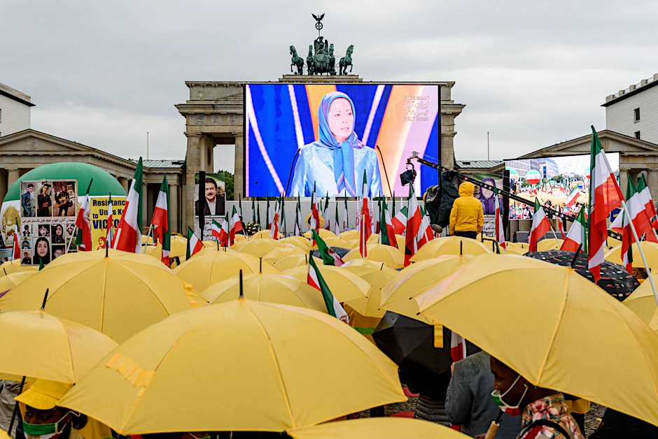 Exil-Iraner protestieren mit Vertretern des Nationalen Widerstandsrats Iran NWRI am Brandenburger Tor in Berlin gegen das iranische Regime (Archivbild, 2020).