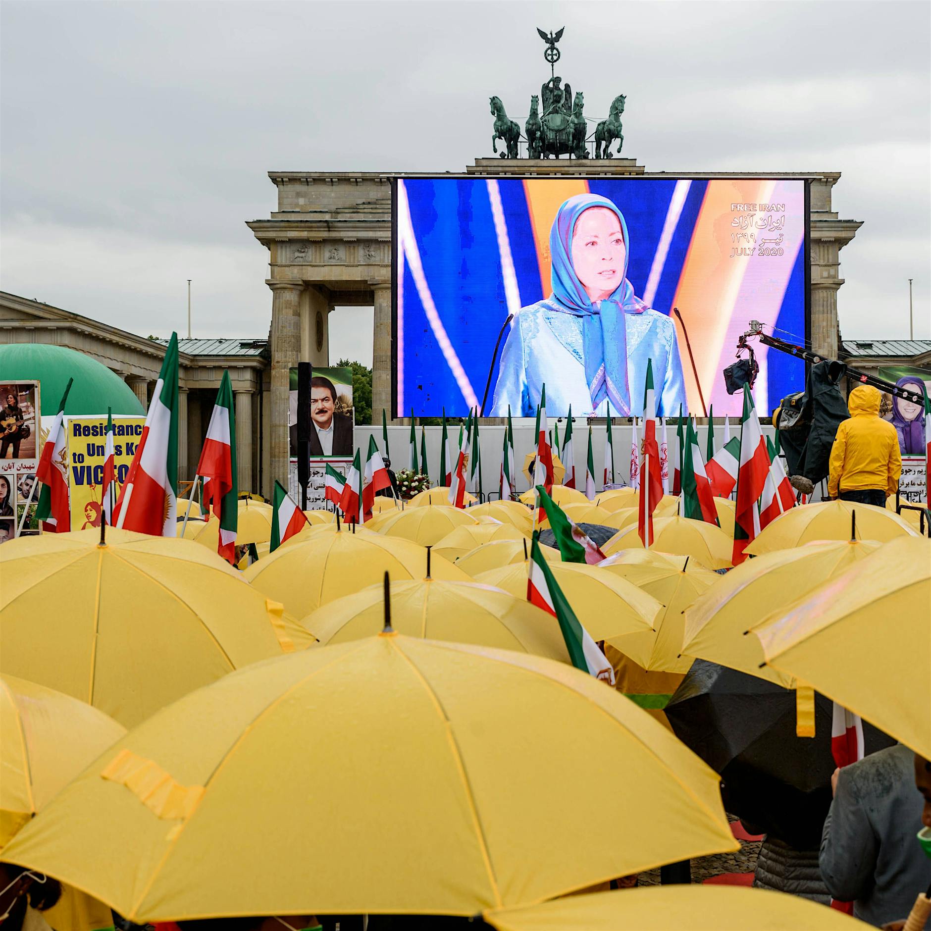 Exil-Iraner demonstrieren für mehr Menschenrechte im Iran am Brandenburger Tor